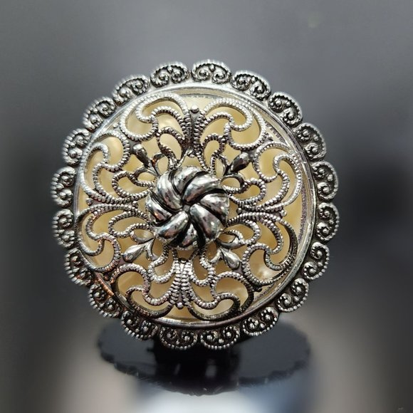 Vintage & Signed West Germany's Filigree Mother of Pearl Scarf Clip c. 1950s - Picture 8 of 9